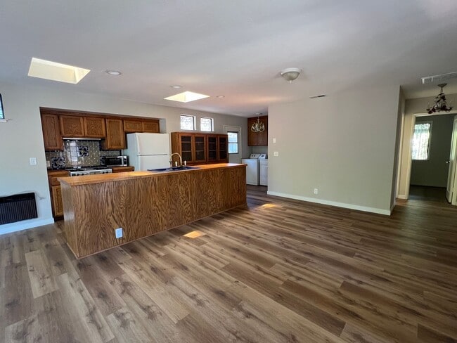 Building Photo - Charming 2-bedroom Menlo Park Cottage