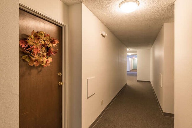 Foto del edificio - Charming  2 Bed 2 Bath Main Floor Condo Available June 12!