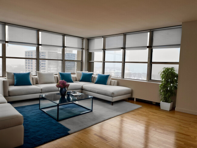 Foto del edificio - 655 W Irving Pk Rd