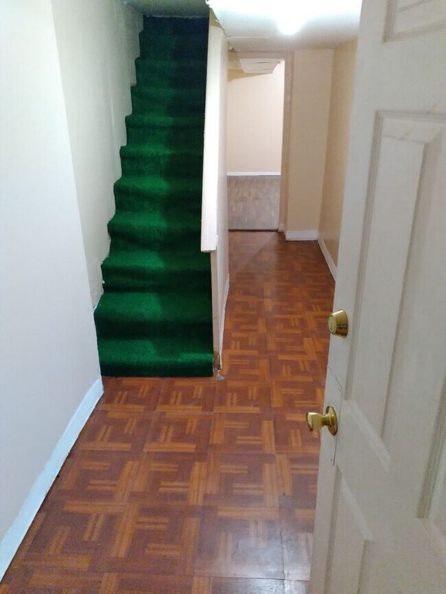 Foto del edificio - 3 bedrooms on the 3rd Floor with Central Hot Air, and an Available backyard