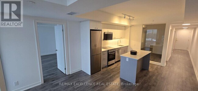 Building Photo - 2 Manderley Dr