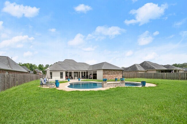 Building Photo - Custom 4 bedroom 3 bath open triple split ...
