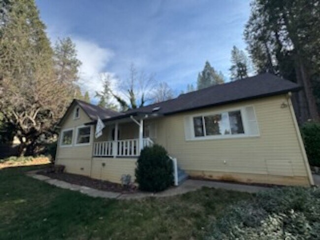 Foto del edificio - Welcome to this charming 3 bedroom, 2 bathroom house located in  Nevada City
