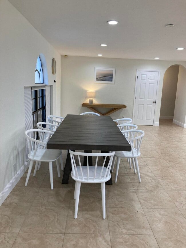 Building Photo - 620 Lighthouse Dr