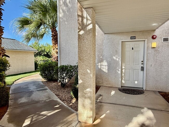 Foto del edificio - 1-BR Available for Long Term Rental in Coveted Las Palmas Community