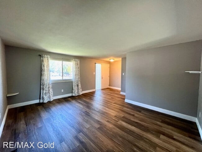 Building Photo - 3 br, 2 bath House - 690 East Huffaker Lane