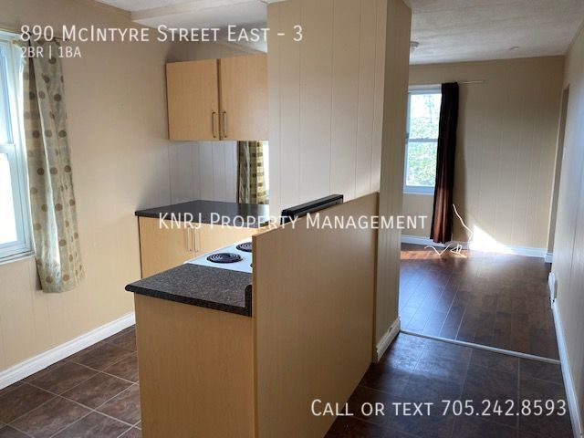 Photo du bâtiment - Freshly Painted Two Bedroom Plus Den Apart...