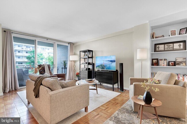 Foto del edificio - 2475 Virginia Ave NW