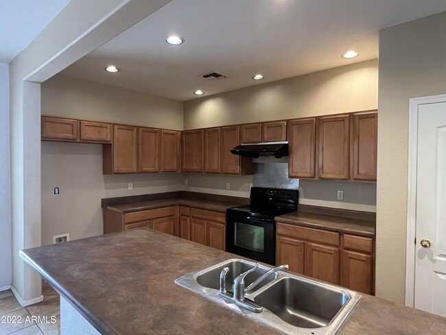 Building Photo - 9447 W Palm Ln