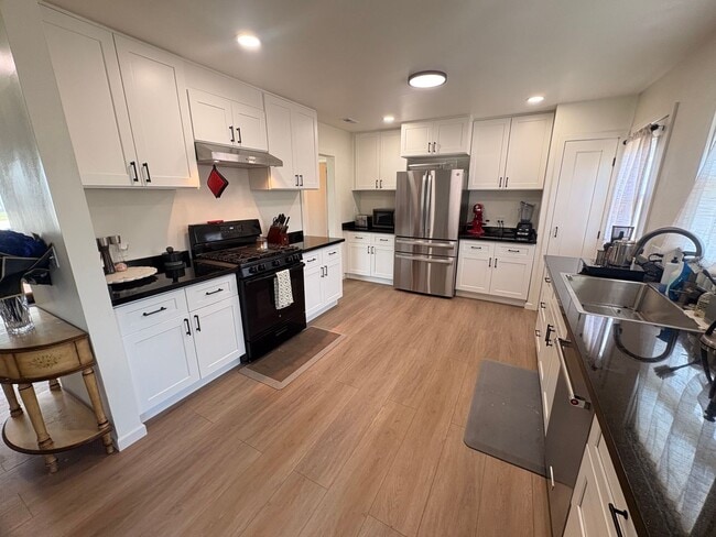 Building Photo - Renovated 3 bedroom home for rent!
