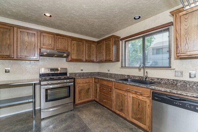 Building Photo - 2-BEDROOM TOWNHOME IN ALAMO HEIGHTS