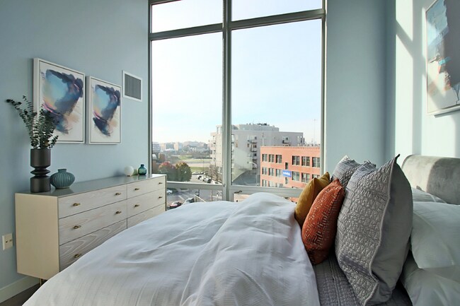 Foto del edificio - 729 N Milwaukee Ave