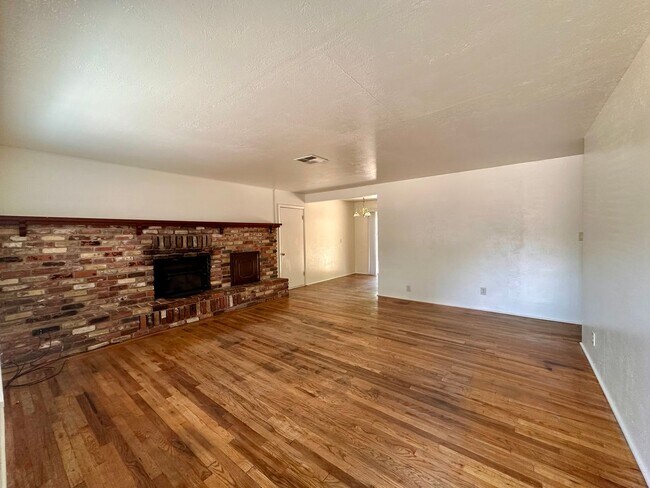 Foto del edificio - 3 BEDROOM 2 BATH HOME IN SOUTH REDDING