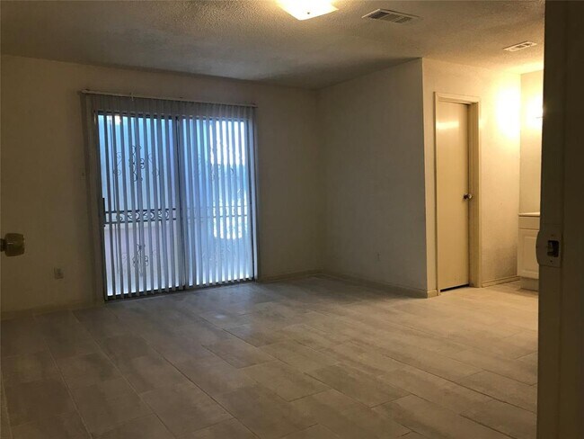 Foto del edificio - 7935 W Airport Blvd