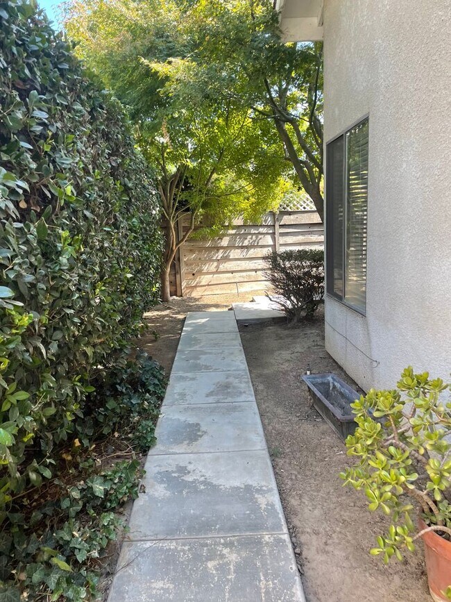 Foto del edificio - Move in ready home available now!