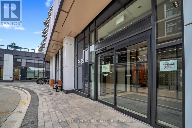 Photo du bâtiment - 2485 Eglinton Ave W