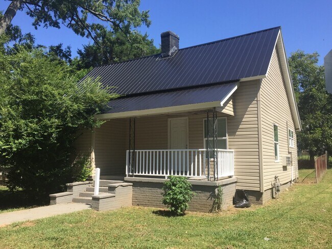 Building Photo - 2 Bedroom 1 Bath with fenced Yard in Woodr...