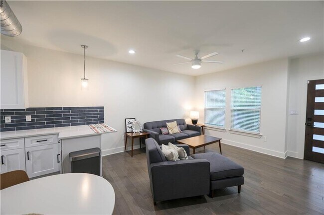 Foto del edificio - 8 Bedrooms 8 Baths Pre-leasing Now for 202...