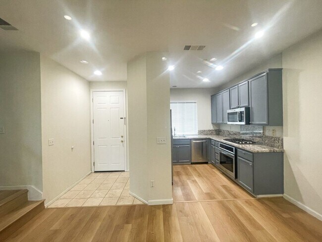 Foto del edificio - Upgraded 3 bedroom 2.5 half bath home in C...