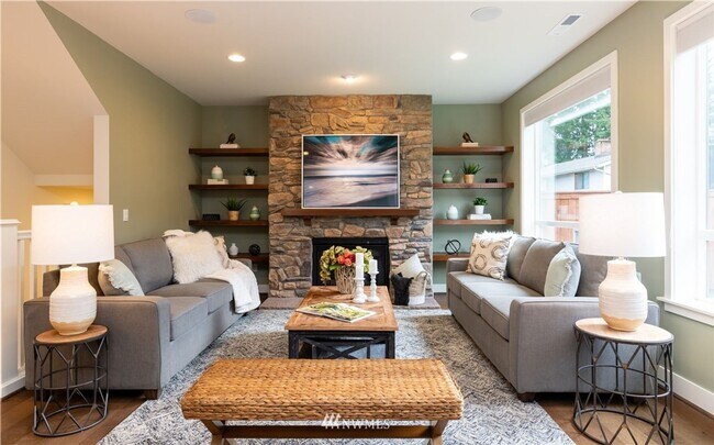 Foto del edificio - 4 Bedroom Oversized Home in Mountlake Terrace- Office Space and Charging Station