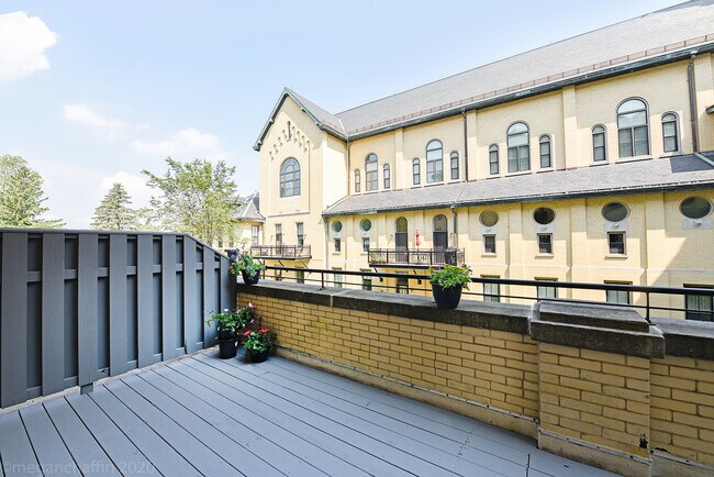Foto del edificio - 1041 Ridge Rd