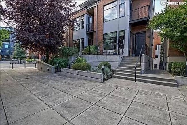 Foto del edificio - Riverfront 3 Bedroom, 3.5 Bath Townhome in...