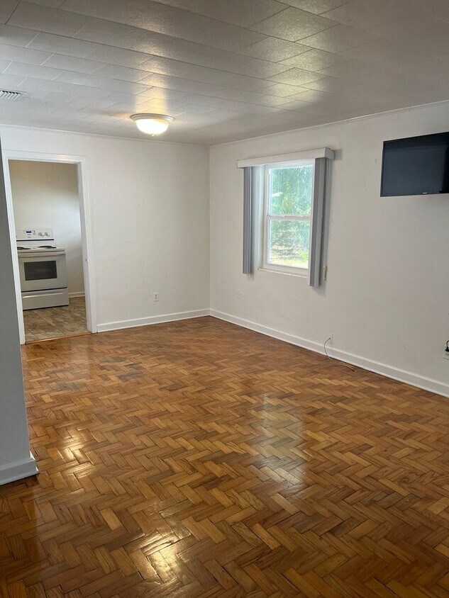 Building Photo - SIX MONTH LEASE NEAR CAMPUS 3 BEDROOM HOUS...