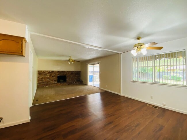Foto del edificio - $2,250 Herndon & First, Spacious 4 Bedroom...