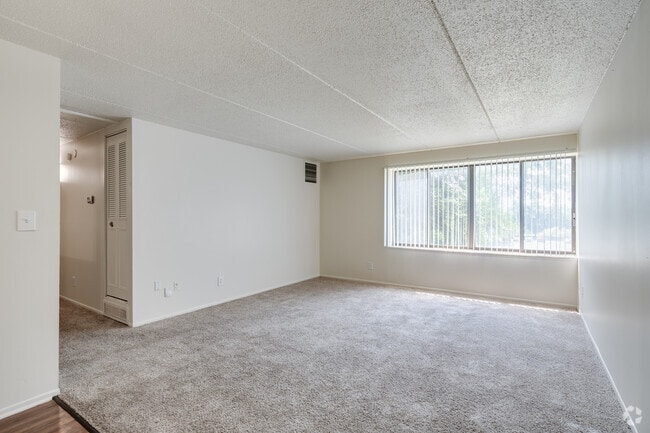 2BR, 2BA - 1,200SF - Living Area - The Heights of Southfield