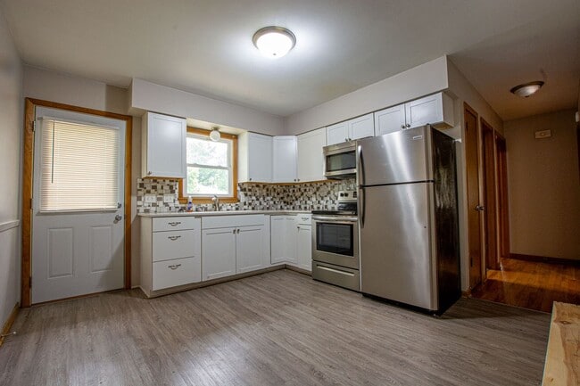 Building Photo - 2 Bedroom / 1 Bath Duplex with Washer/Dryer