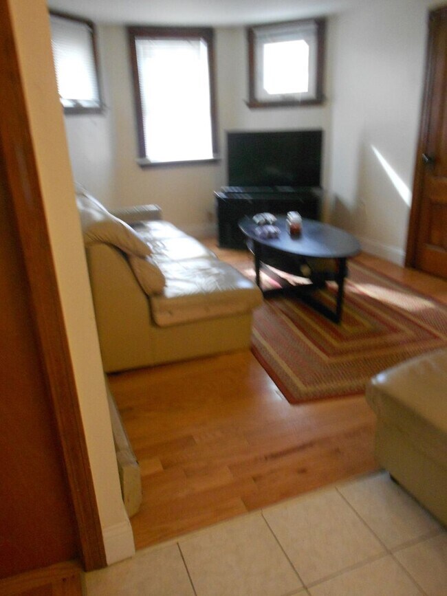 Building Photo - Beautiful 4 bed in Oak Sqaure