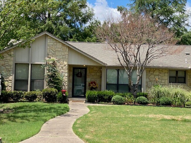 Foto del edificio - Spacious 3-Bed, 2-Bath Home in Prime South...