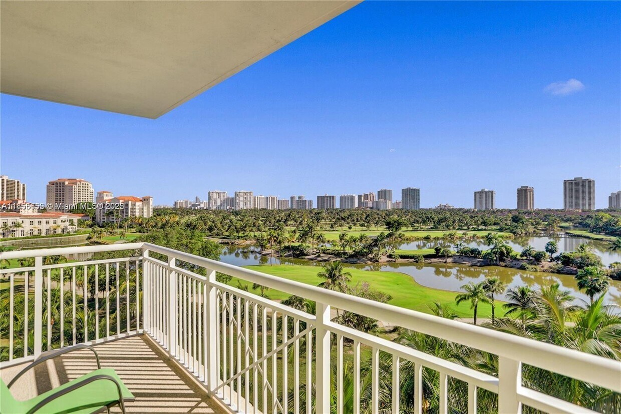 Foto principal - 19501 W Country Club Dr