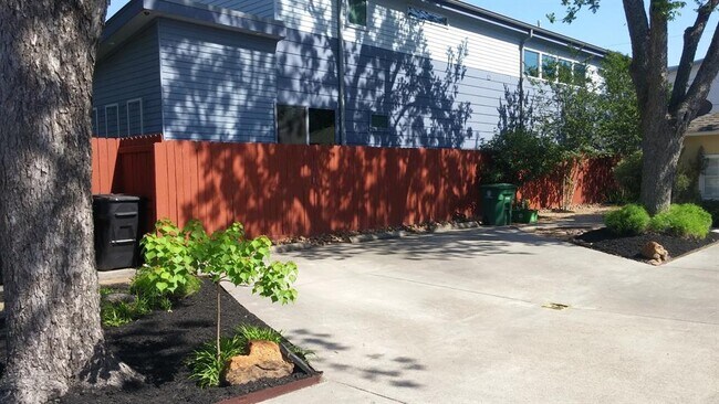 Building Photo - 870 E 25th St