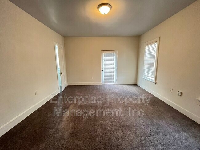 Foto del edificio - 2360 Forest Ave