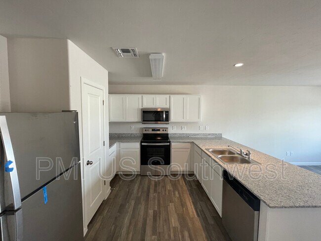 Building Photo - 520 Ramar Rd