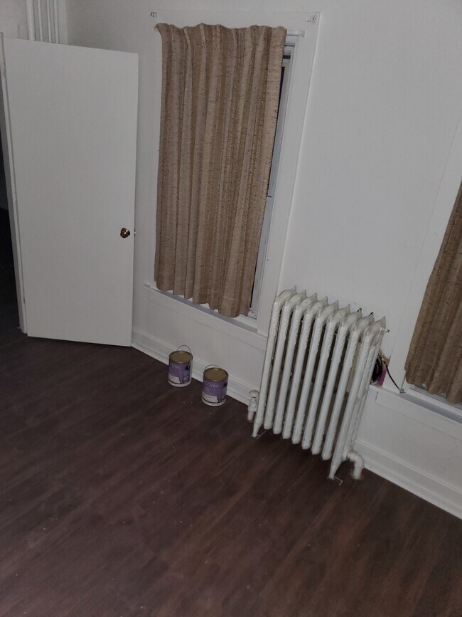 bed room - 624 N 5th St