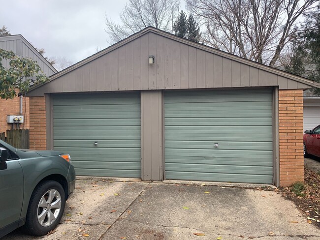 Building Photo - Urbana Two Bedroom/One Bathroom w/Garage Duplex