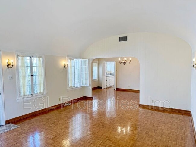 Building Photo - 814 N McCadden Pl