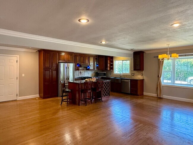 Foto del edificio - Bright and Spacious 3 Bedroom 2 Bath Home ...