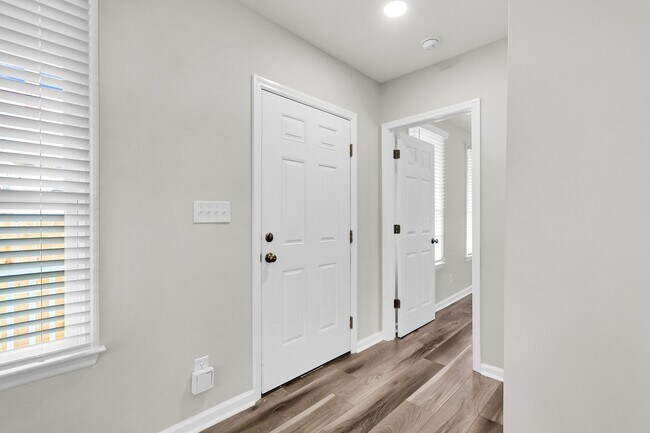 Foto del edificio - 1 Bedroom 1 Bath Condo in Radcliffeborough...