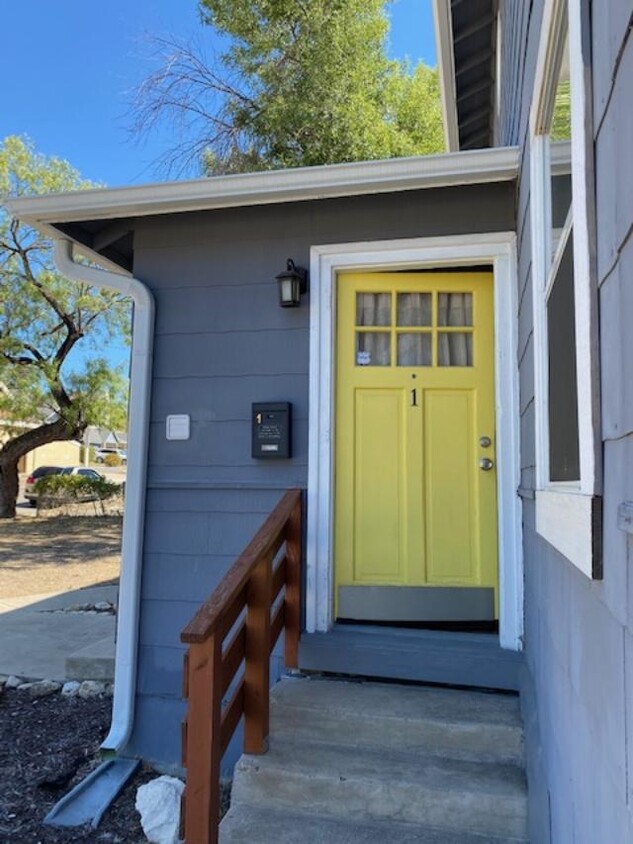 Primary Photo - 946 W Magnolia Ave
