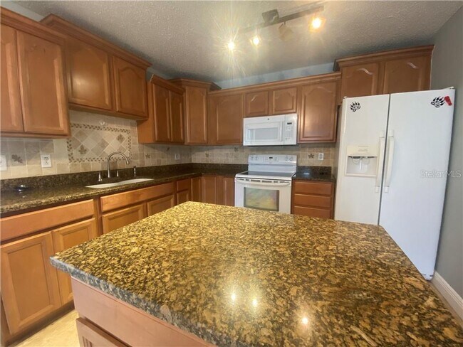 Building Photo - 2039 San Sebastian Way S
