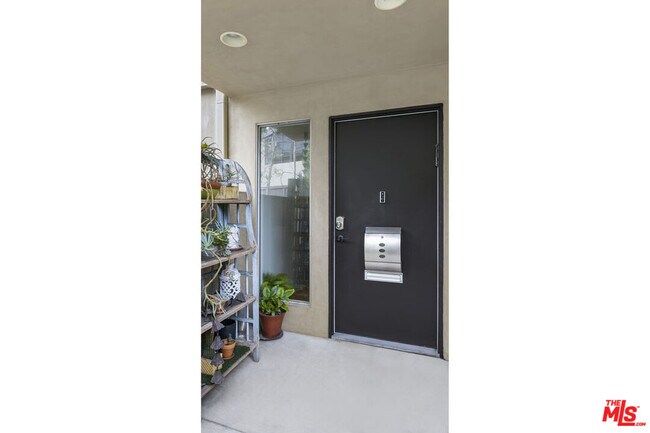 Foto del edificio - 2439 Silver Ridge Ave