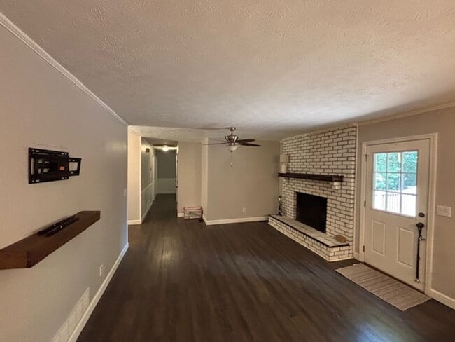 Foto del edificio - Beautifully Renovated 3-Bedroom, 2-Bath Ranch Home on Full Basement!