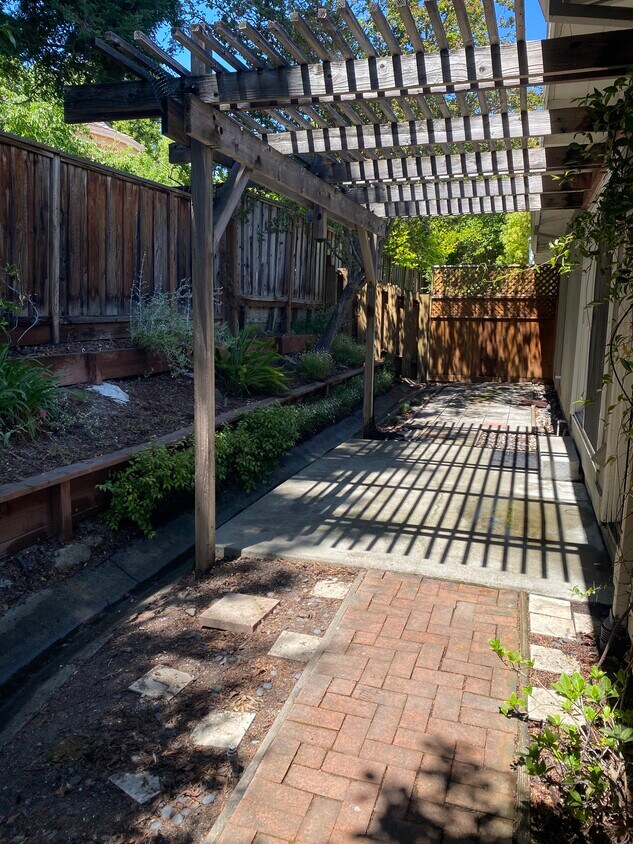 Building Photo - 737 Orinda Ln