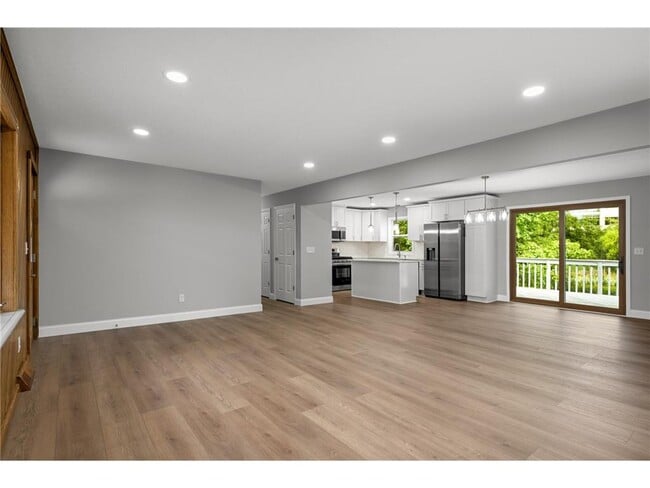 Building Photo - 11004 Oak Knoll Terrace N