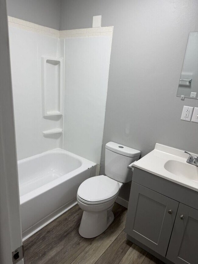 Foto del edificio - Now Leasing Renovated 1-Bedroom Apartment Homes at Parkway Apartments
