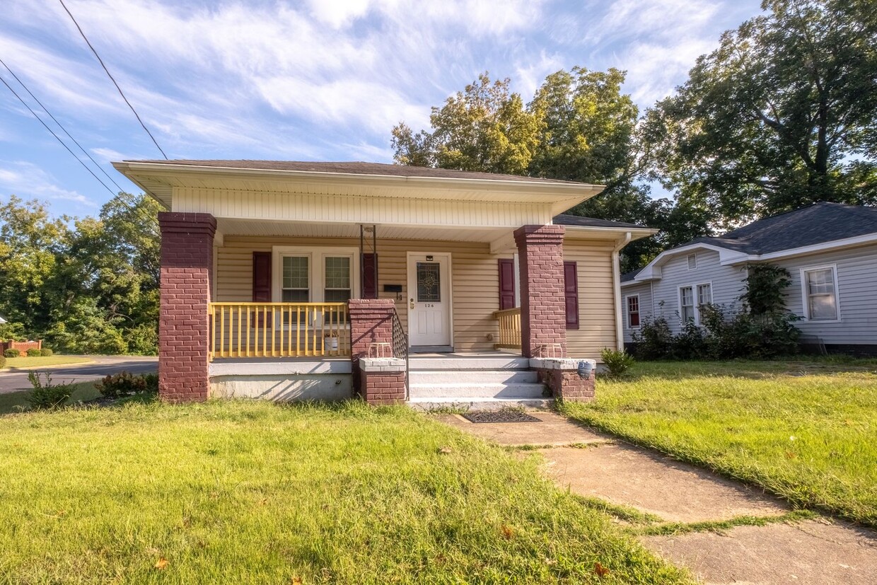Primary Photo - Cute home in Burlington with a fenced in b...