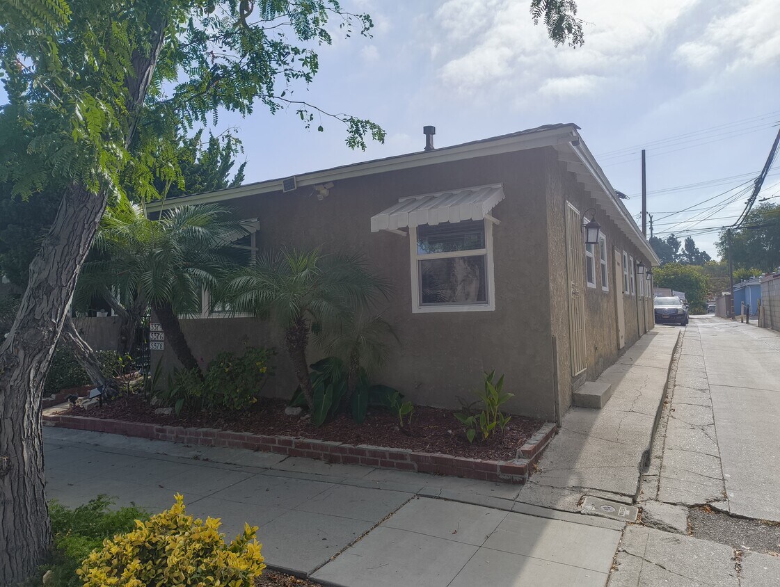 Foto del edificio - 3374 Cerritos Ave